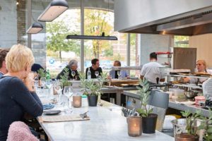 De Houtloods - foto van mensen aan de keukenbar