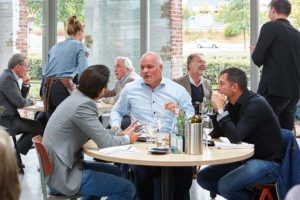 De Houtloods - foto van mensen in het restaurant