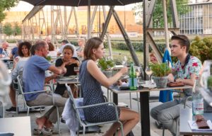 De Houtloods - mensen op het terras foto