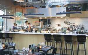 De Houtloods - restaurant keukenbar met personeel foto