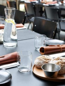 De Houtloods tafel close-up foto