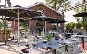 Restaurant De Houtloods Terras gedekte tafel foto