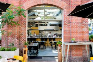 Restaurant De Houtloods -foto van entree - zitplaatsen restaurant